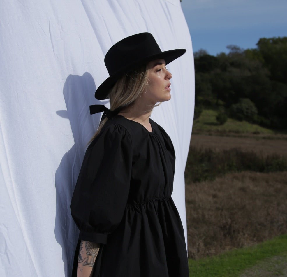Black felt wool hat with short brim 